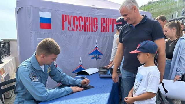 "Русские витязи" провели автограф-сессию после полета-разведки над Барнаулом. Фото - ИА Амител, 30.08.2025