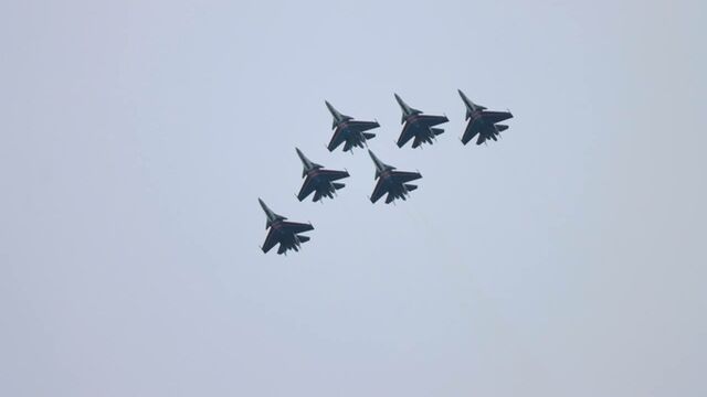 "Русские витязи" в последний раз пролетели над Барнаулом. Видео - ИА Амител, 01.09.2025