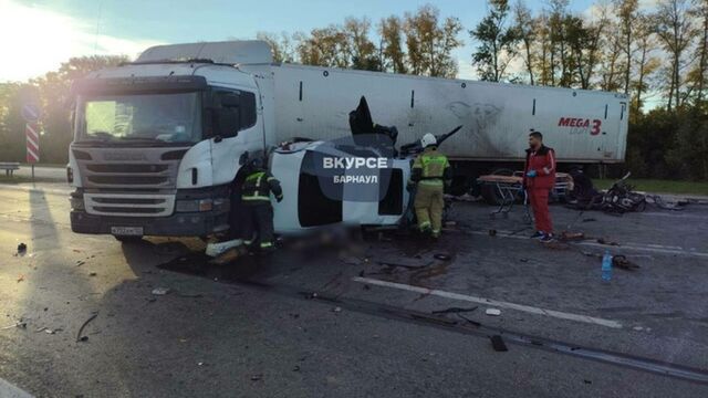 BMW влетел в грузовик. Подробности ДТП в Барнауле, в котором погибла девушка - ИА Амител, 15.09.2025