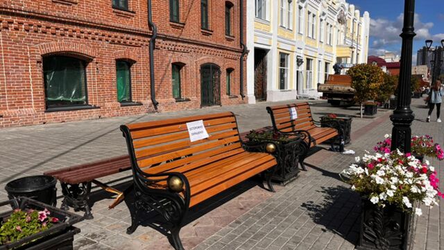 В Барнауле на улице Мало-Тобольской началась замена лавочек и урн - ИА Амител, 15.09.2025