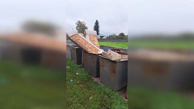 Жители Бийска умудрились запихнуть диван целиком в мусорный контейнер. Фото - ИА Амител, 16.09.2025