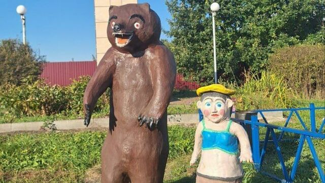 Пугающую скульптуру "Маша и Медведь" установили возле детской площадки. Фото - ИА Амител, 18.09.2025