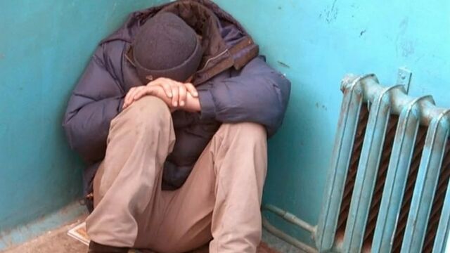 В Барнауле мужчина несколько лет живет в подъездах, после того как его выгнала жена - ИА Амител, 27.10.2025