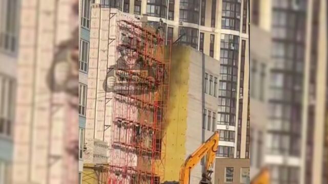 В Барнауле из окна новой школы по улице Попова "валит" черный дым. Видео - ИА Амител, 27.10.2025