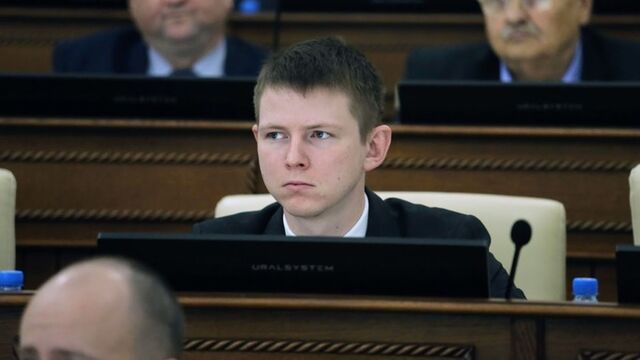 "Над кроватью повесьте". В АКЗС вновь бурно обсудили скандальные фото депутата Волобуева "Над кроватью повесьте". В АКЗС вновь бурно обсудили скандальные фото депутата Волобуева - ИА Амител, 31.10.2025