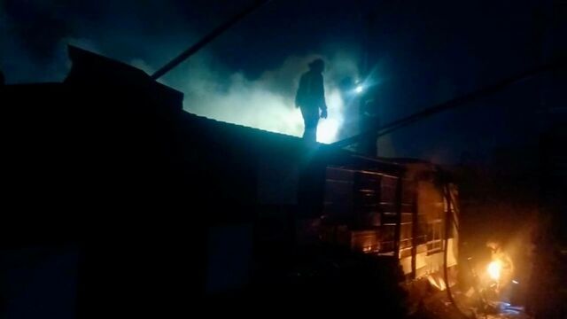 В частном секторе Барнаула вспыхнул пожар на площади 100 "квадратов" - ИА Амител, 03.11.2025