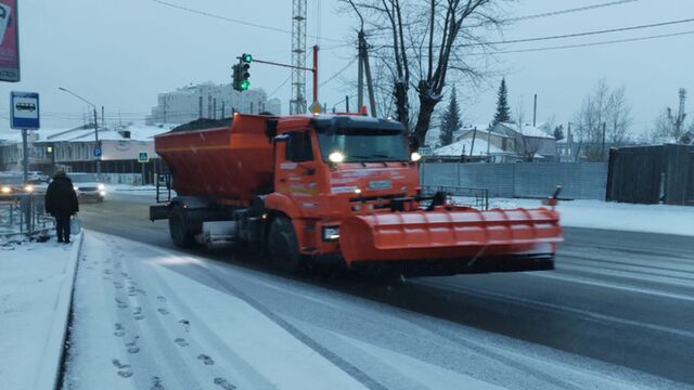 В Барнауле дорожники перешли на круглосуточный режим из-за снегопада - ИА Амител, 05.11.2025