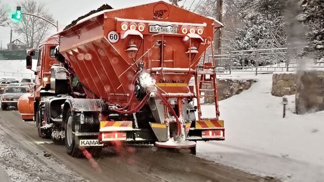 Барнаульские дорожники очищают улицы после сильного снегопада - ИА Амител, 07.11.2025