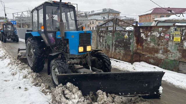Барнаульские дорожники очищают от снега городские улицы - ИА Амител, 09.11.2025