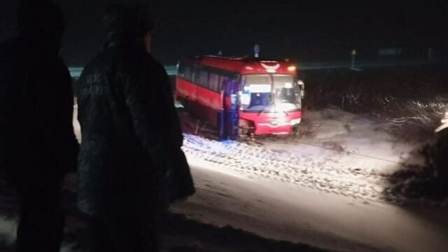 На Алтае пассажирский автобус в метель слетел с трассы На Алтае пассажирский автобус в метель слетел с трассы - ИА Амител, 09.11.2025