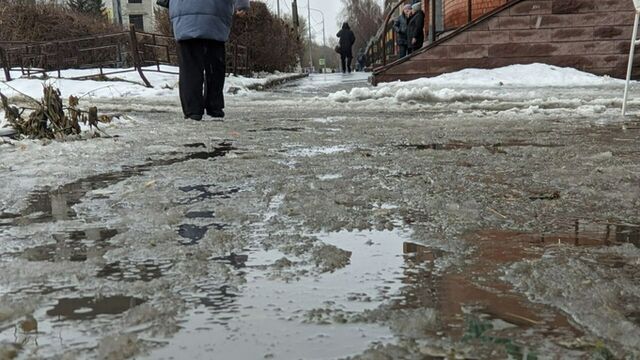 Здесь будет скользко. Как выглядят растаявшие улицы Барнаула за несколько часов до мороза - ИА Амител, 10.11.2025