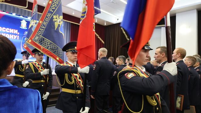 В Барнауле состоялось патриотическое мероприятие в честь Дня сотрудника МВД. Фоторепортаж - ИА Амител, 11.11.2025