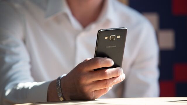 В Бийске мужчина нашел на скамейке смартфон, продал его и попался полиции - ИА Амител, 12.11.2025