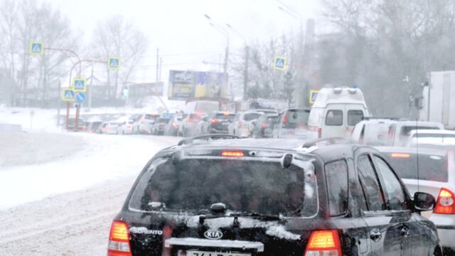 Барнаульские автомобилисты застряли в пробках из-за гололедицы утром 13 ноября - ИА Амител, 13.11.2025