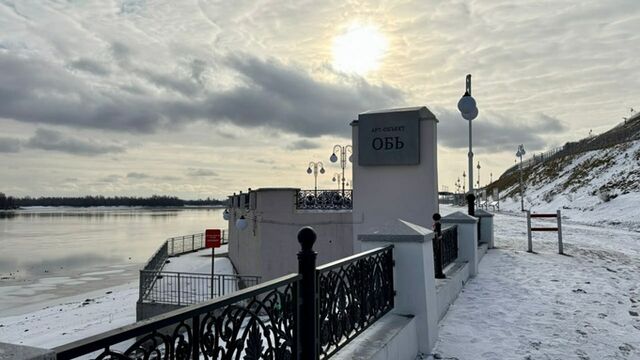 На набережной Барнаула установили постамент для арт-объекта "Обь" - ИА Амител, 15.11.2025