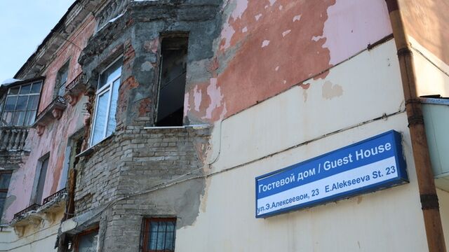 Обрушение в последний раз: в Барнауле на Потоке сносят разваливающийся аварийный дом - ИА Амител, 15.11.2025