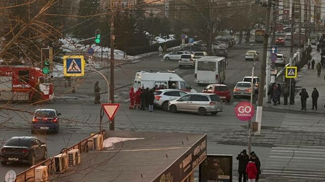 "Съехались все службы". Две легковушки столкнулись на проспекте Строителей в Барнауле "Съехались все службы". Две легковушки столкнулись на проспекте Строителей в Барнауле - ИА Амител, 16.11.2025