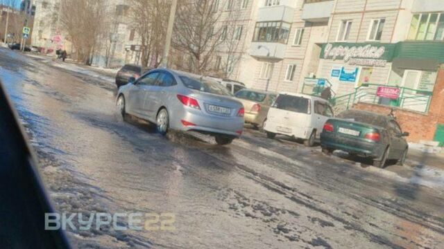 В Барнауле затопило проезжую часть по улице Энтузиастов В Барнауле затопило проезжую часть по улице Энтузиастов - ИА Амител, 16.11.2025
