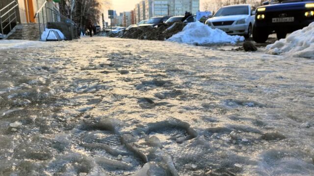 Барнаульцы не могут дойти с детьми до садика из-за обледенелой дороги и тротуаров Барнаульцы не могут дойти с детьми до садика из-за обледенелой дороги и тротуаров - ИА Амител, 17.11.2025