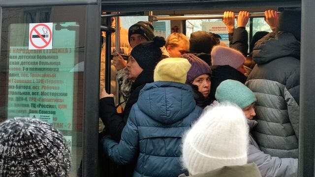 "Услышали, что мы твари". В Барнауле водитель автобуса требовал оплатить проезд переводом - ИА Амител, 19.11.2025