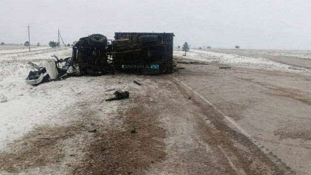 Мать погибла, а ребенок в коме. Пьяный водитель лесовоза смял иномарку на алтайской трассе - ИА Амител, 23.02.2026