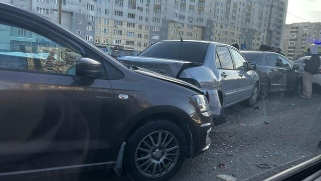 На Павловском тракте в Барнауле образовался "паровозик" из пяти автомобилей На Павловском тракте в Барнауле образовался "паровозик" из пяти автомобилей - ИА Амител, 02.03.2026