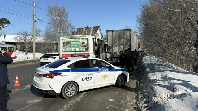 "Есть пострадавшие". Автобус с пассажирами влетел в грузовик в Барнауле "Есть пострадавшие". Автобус с пассажирами влетел в грузовик в Барнауле - ИА Амител, 02.03.2026