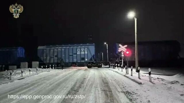 Тепловоз смял легковушку на железнодорожном переезде в Новоалтайске - ИА Амител, 07.03.2026