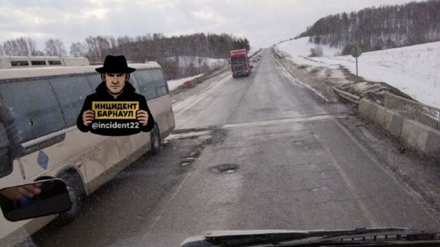 На трассе Барнаул — Бийск водители массово пробивают колеса из-за глубоких ям - ИА Амител, 09.03.2026