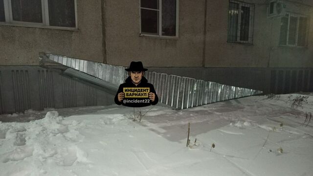 Сильный ветер сорвал козырек подъезда в барнаульской многоэтажке - ИА Амител, 11.03.2026