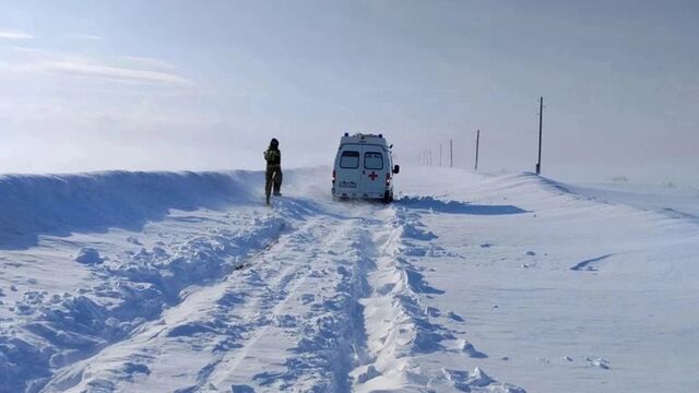 На Алтае пожарные помогли медикам сквозь снег добраться до тяжелобольного - ИА Амител, 11.03.2026
