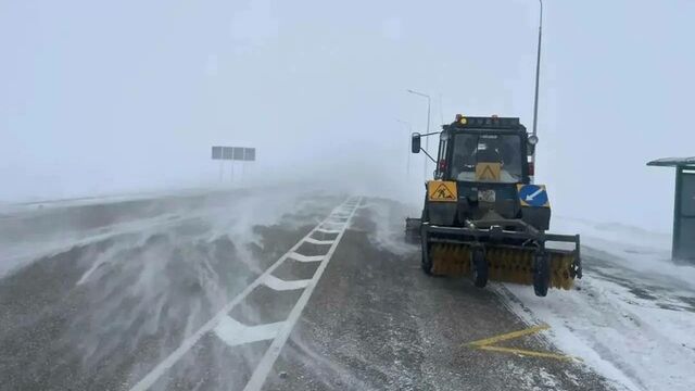 Минтранс показал, как 400 машин спецтехники расчищают дороги Алтайского края от снега - ИА Амител, 13.03.2026