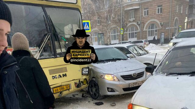 ДТП с автобусом произошло в центре Барнаула - ИА Амител, 13.03.2026