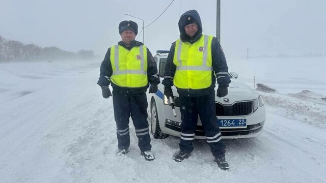 Сотрудники бийской Госавтоинспекции помогли женщине вытащить машину из снега - ИА Амител, 13.03.2026