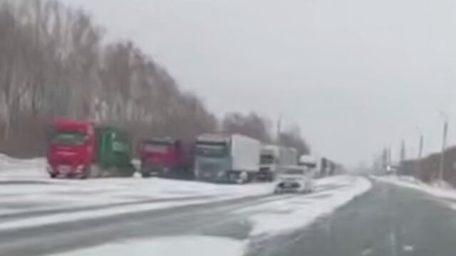 Десятки большегрузов скопились на выезде из Барнаула из-за ограничений на трассах - ИА Амител, 13.03.2026