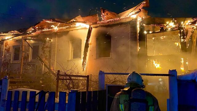 Два человека погибли при пожаре в частном доме в Барнауле - ИА Амител, 15.03.2026