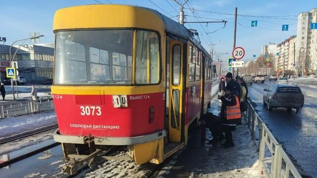 Трамвай № 10 загорелся на ходу в Барнауле. Водитель эвакуировал пассажиров и потушил огонь - ИА Амител, 18.03.2026