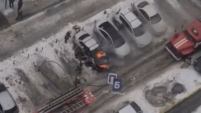 Припаркованный автомобиль вспыхнул в Барнауле - ИА Амител, 18.03.2026