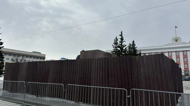 Проспект Ленина без Ленина. В Барнауле статую вождя пролетариата сняли с постамента - ИА Амител, 26.03.2026