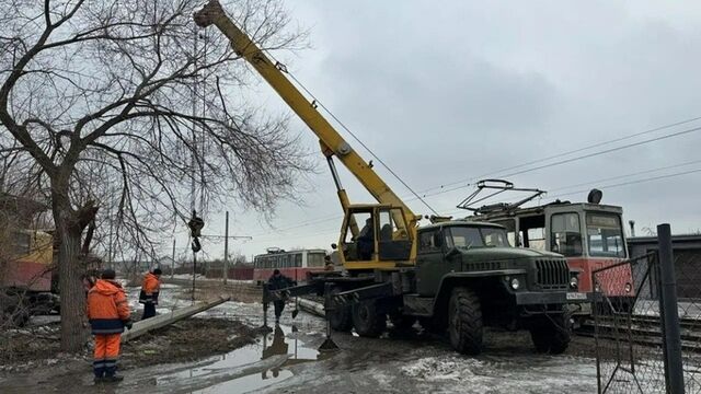 В Бийске столб упал на трамвай и на сутки "заблокировал" движение в сторону Треста - ИА Амител, 27.03.2026