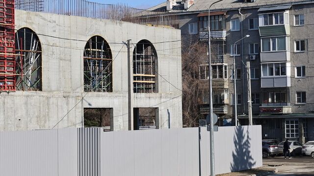 Новый ЦУМ в Барнауле вырос до второго этажа и почти сравнялся с соседней пятиэтажкой. Фото Новый ЦУМ в Барнауле вырос до второго этажа и почти сравнялся с соседней пятиэтажкой. Фото - ИА Амител, 13.04.2026