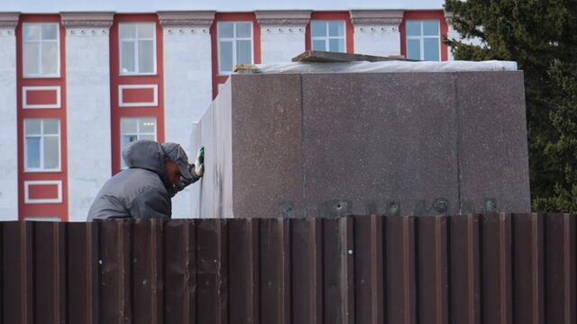 Успеть к празднику. В Барнауле заканчивают ремонт памятника Ленину - ИА Амител, 17.04.2026