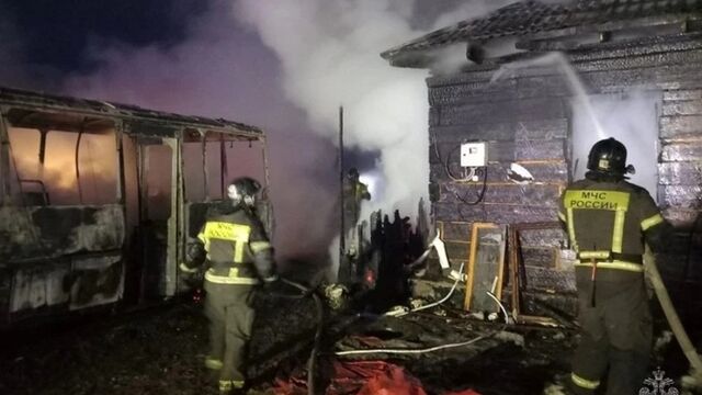 Дом и автобус сгорели в алтайском селе из-за искры в транспорте - ИА Амител, 17.04.2026