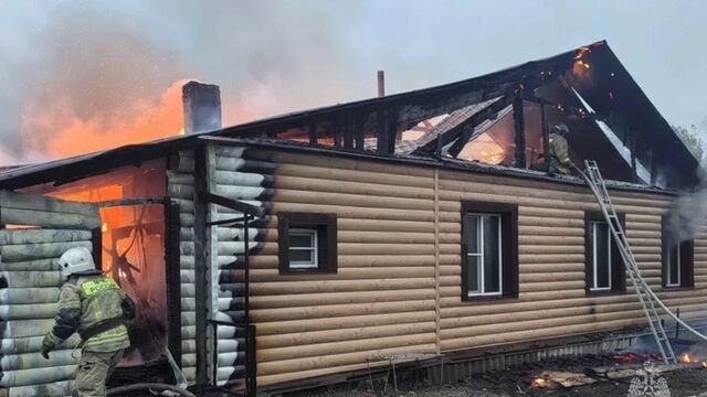 Трехквартирный дом загорелся в Бийске из-за прогара трубы на чердаке - ИА Амител, 24.05.2026