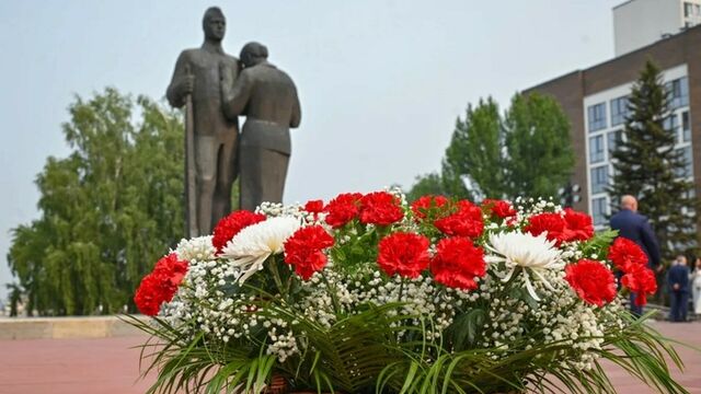 Барнаульцы возложили цветы к Мемориалу Славы в День памяти и скорби Барнаульцы возложили цветы к Мемориалу Славы в День памяти и скорби - ИА Амител, 22.06.2026