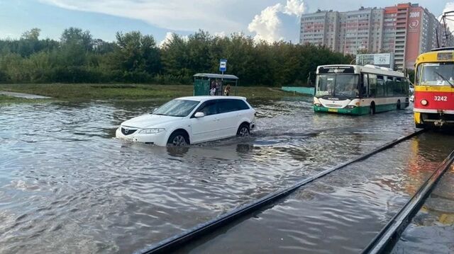 В Барнауле после ливня с градом перекрыли часть улицы Попова - ИА Амител, 25.06.2026
