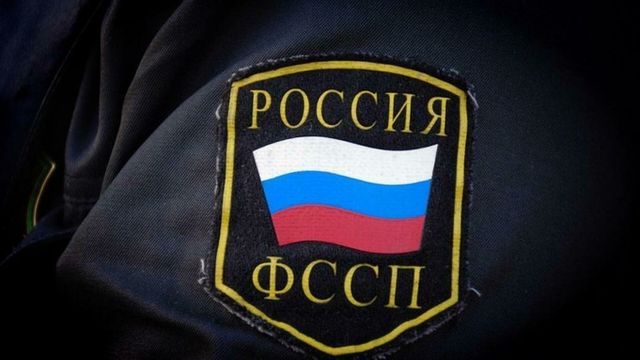 В Челябинской области алиментщик в женском халате прятался от ФССП за диваном - ИА Амител, 27.06.2026