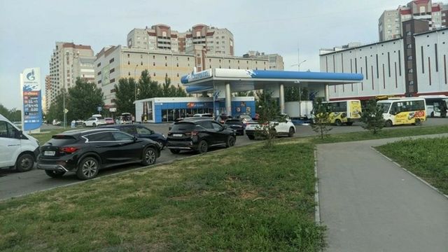 "Бензин есть?" На некоторых дорогах Барнаула затруднено движение из-за очередей на АЗС - ИА Амител, 08.07.2026