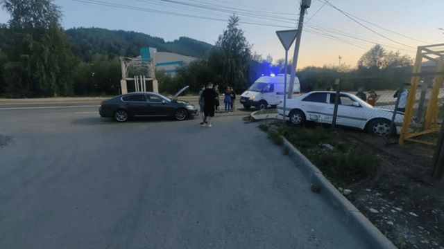 Иномарка врезалась в газопровод после ДТП в Горно-Алтайске - ИА Амител, 14.07.2026