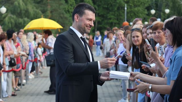 Звездный выход. Гости Шукшинского кинофестиваля прошли по красной дорожке в Барнауле - ИА Амител, 22.07.2026